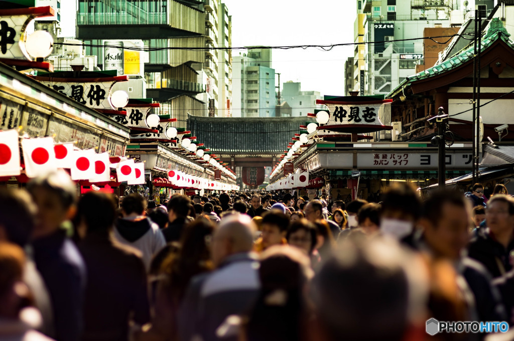 門より連なる人の波