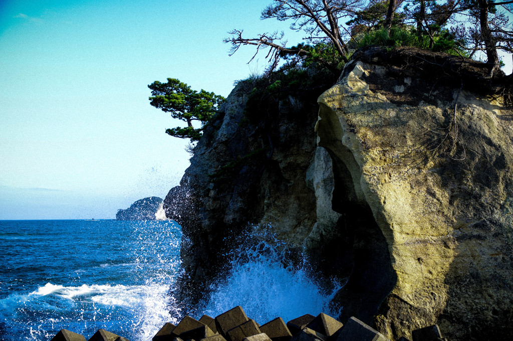 岩と波しぶき