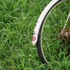 草と自転車