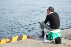 座る釣り人