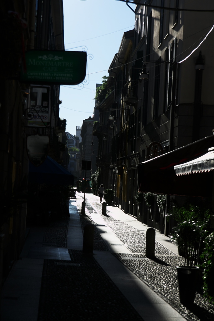 早朝の路地裏　ミラノ　1