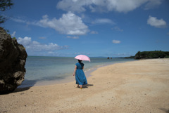 誰もいない沖縄の海