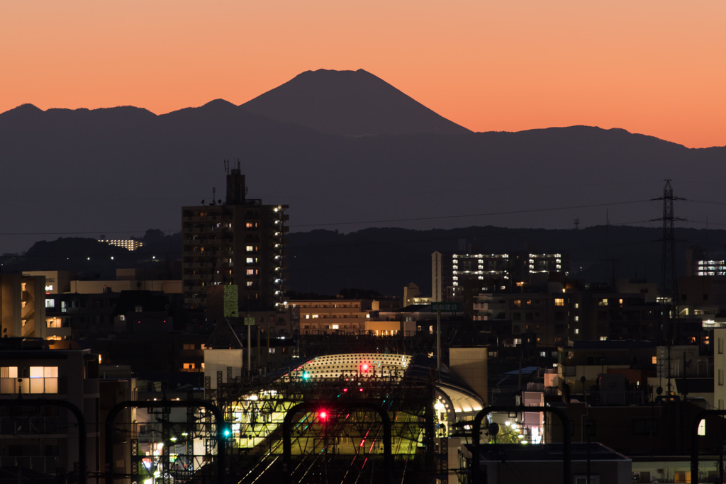 夕暮れに浮かぶ富士