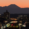 夕暮れに浮かぶ富士