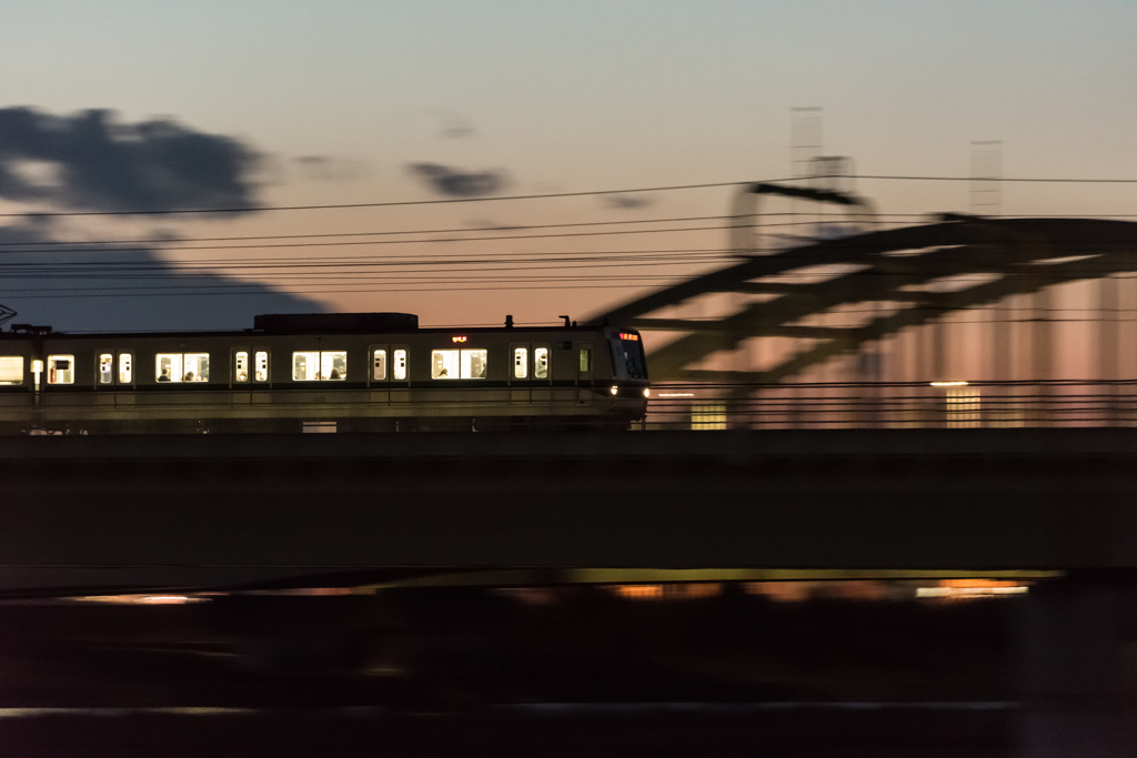 疾走する電車