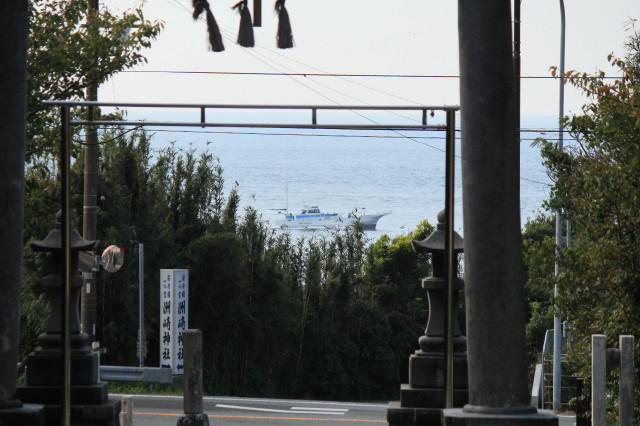 鳥居越しの船