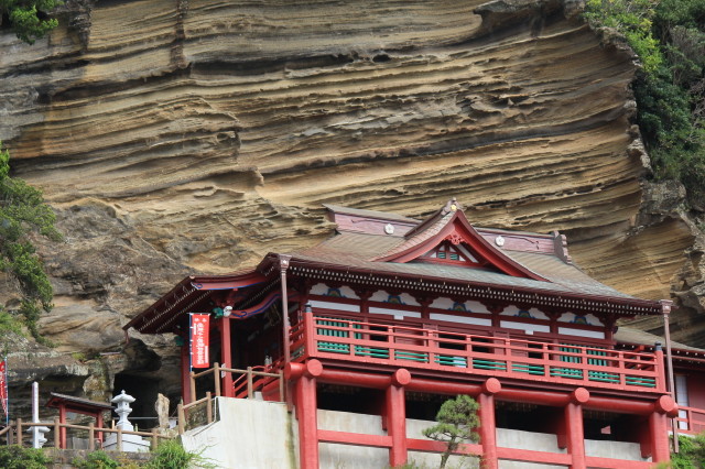 崖に聳える寺