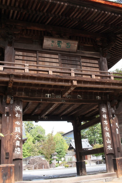 威厳ある門