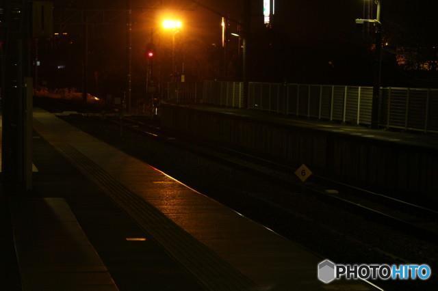 夜のホーム…