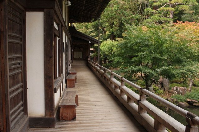 長い廊下と禅庭