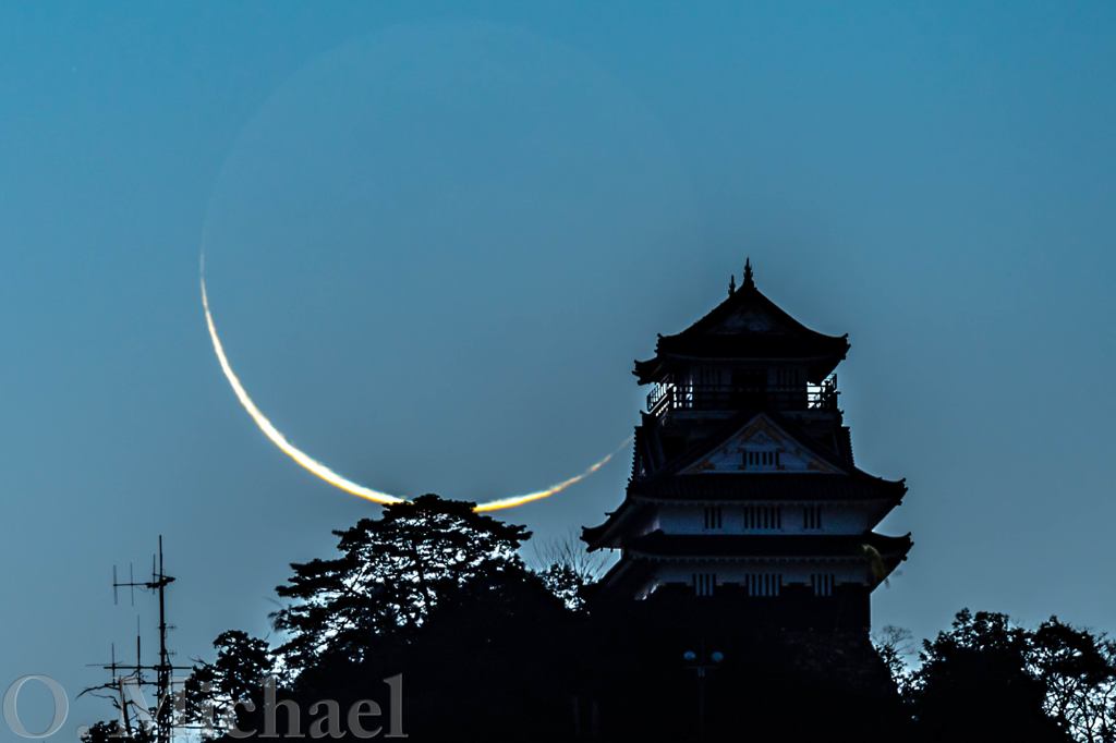 ギリギリの三日月