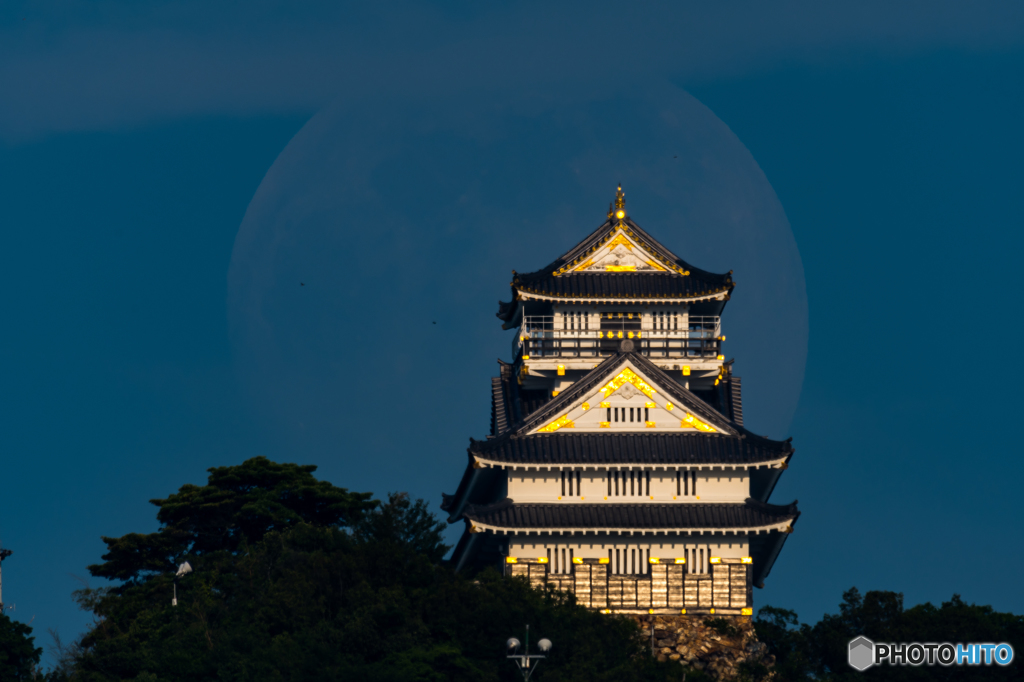 月と城