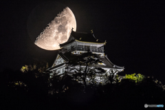 岐阜城に沈む月