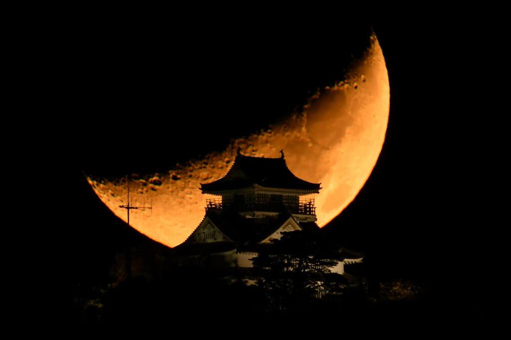 月とお城