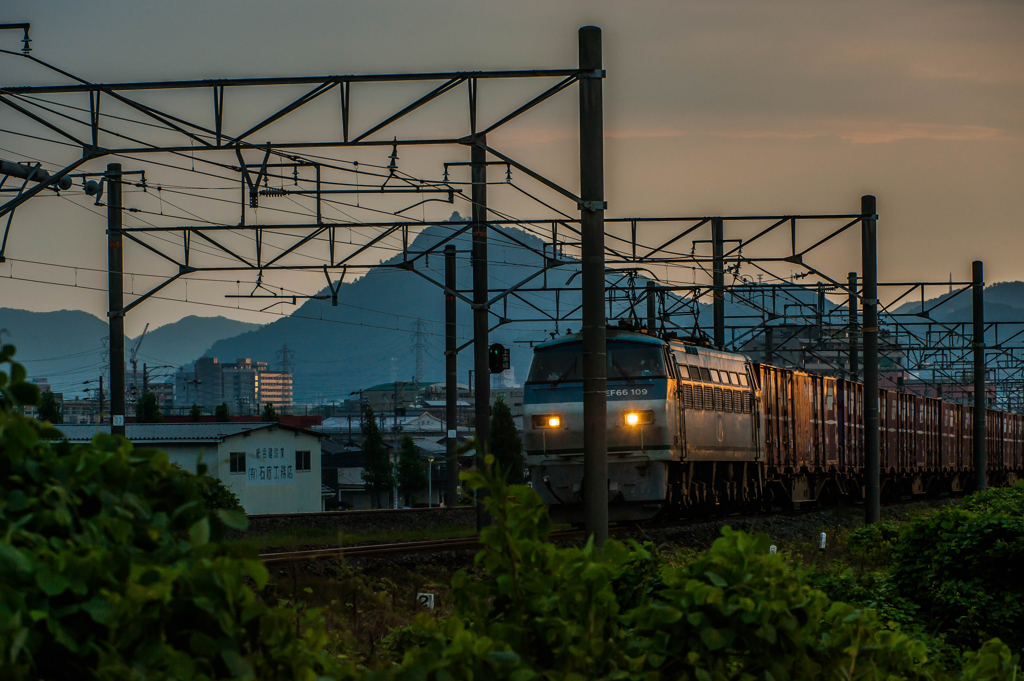 2015/08/25長良川鉄橋朝焼けの貨物列車