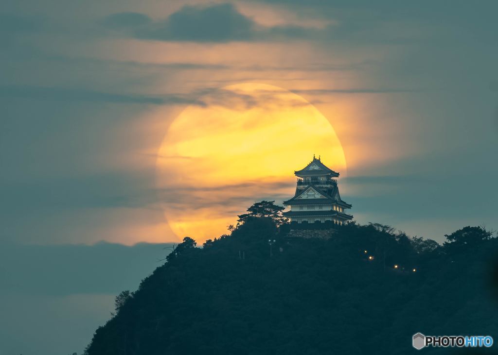 岐阜城に昇る中秋の名月