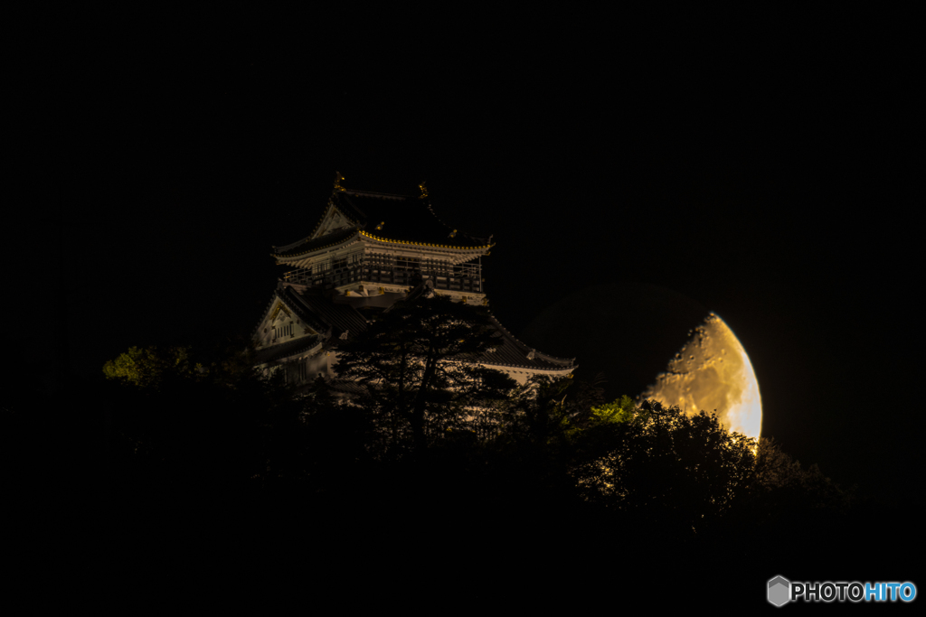 月と城