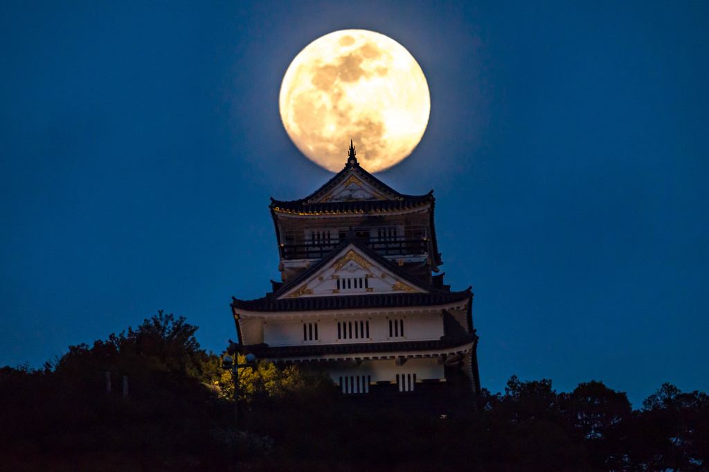 月と城