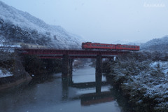 雪の舞う鉄橋で