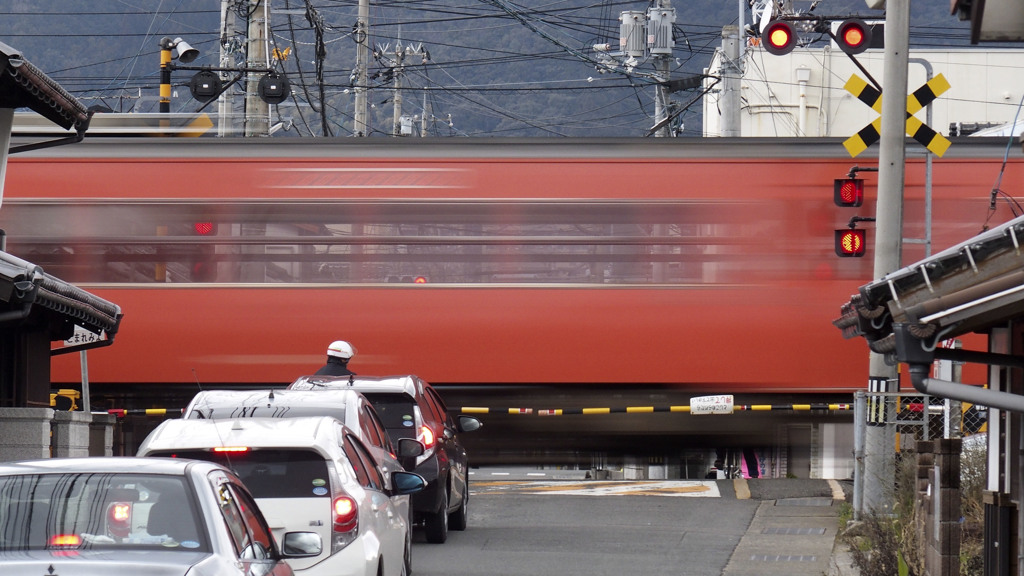 踏切列車通過中
