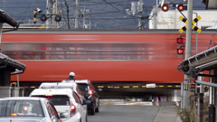 踏切列車通過中