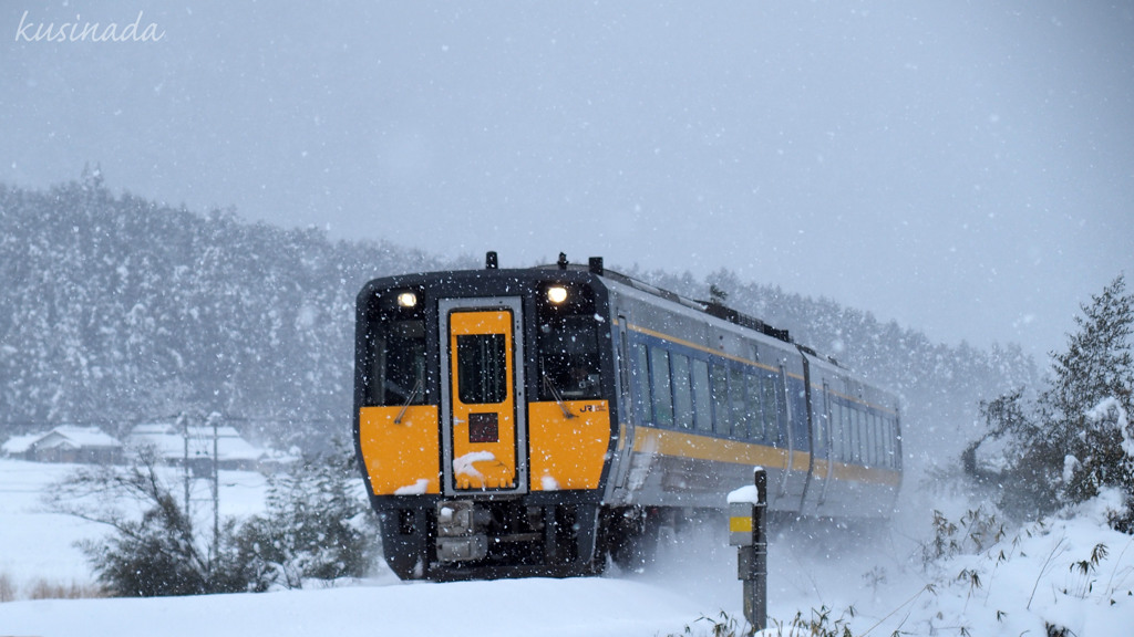 雪煙をあげ