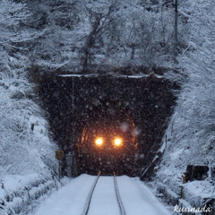 雪が舞うトンネル出口