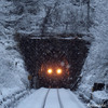 雪が舞うトンネル出口