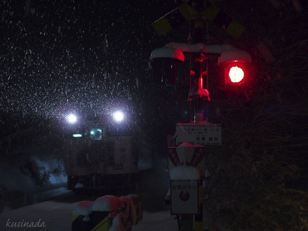 雪を照らす灯り