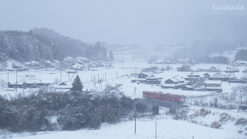 雪に煙る鉄橋で