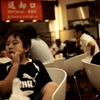 コーヒーカップと少年