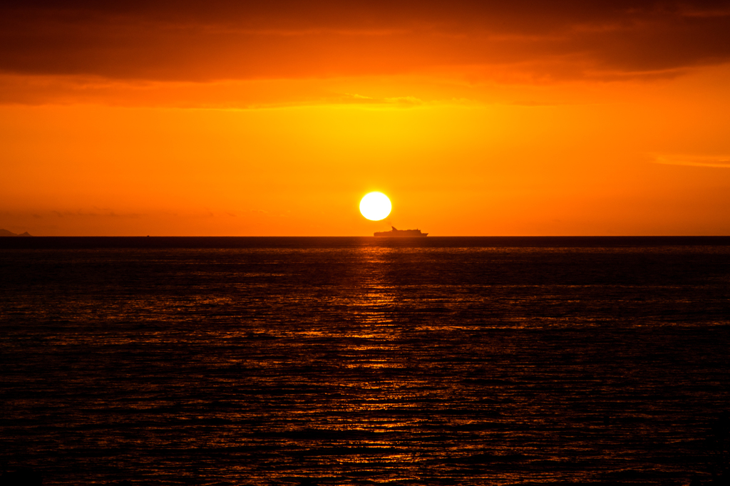 海は静かに太陽を飲み込む