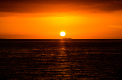 海は静かに太陽を飲み込む