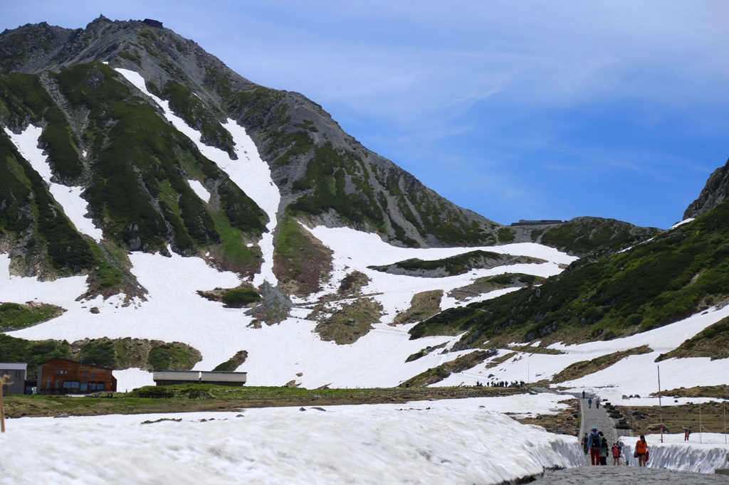 立つ山