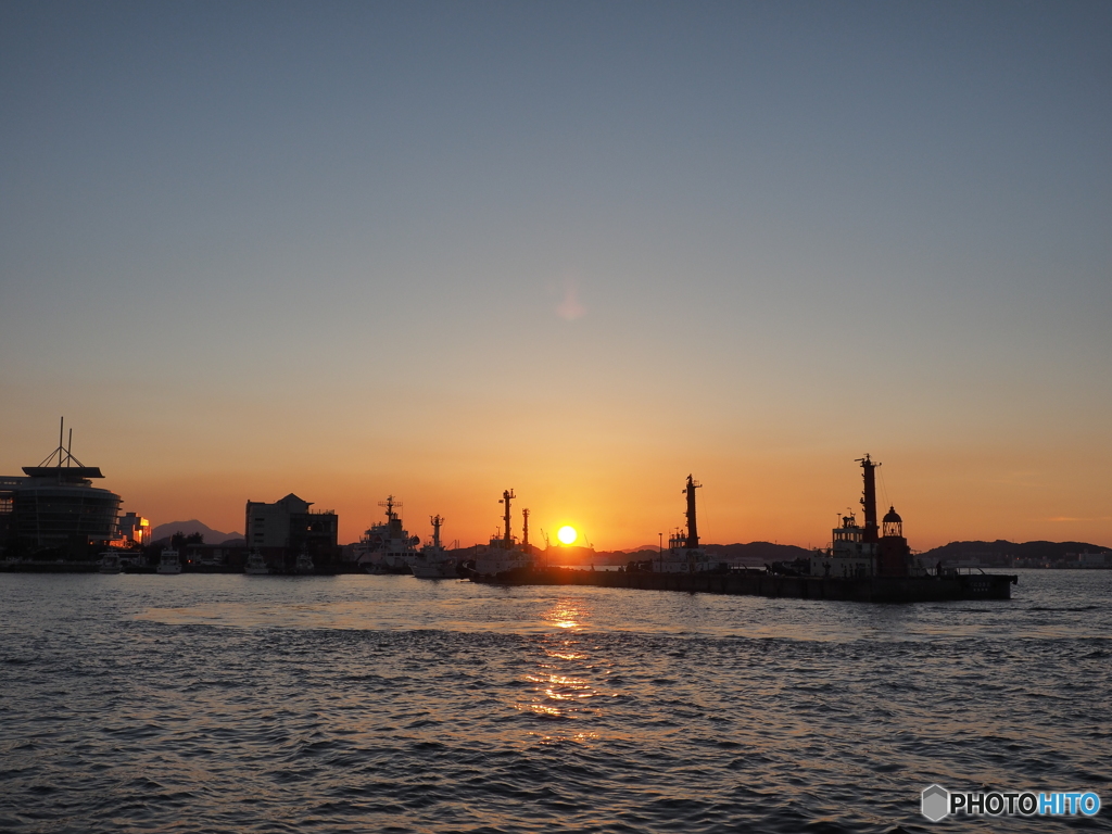 港での夕日