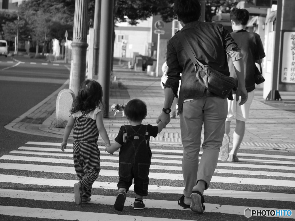 横断歩道を渡る親子