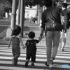 横断歩道を渡る親子