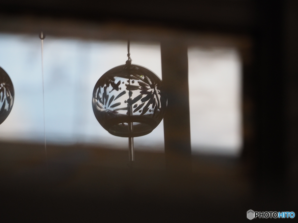 窓に映る花火