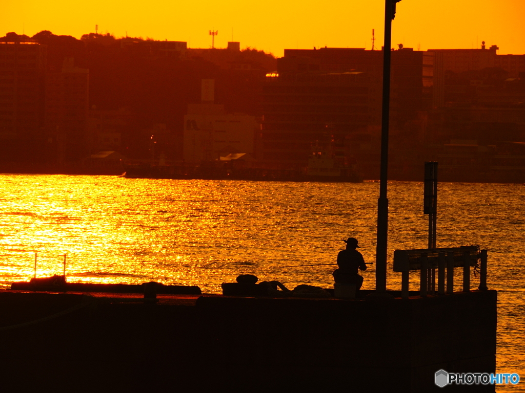 夕日と釣り人