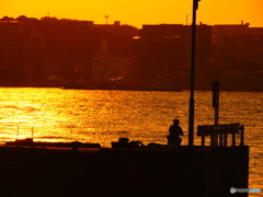 夕日と釣り人