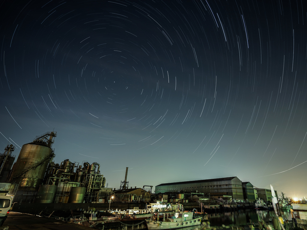 工場夜景と星空と