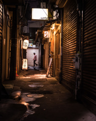 夜の中野の細い路地で