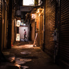 夜の中野の細い路地で