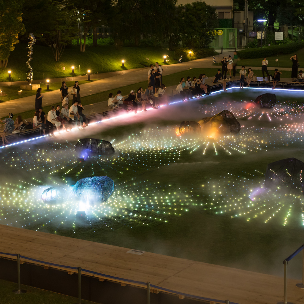 光と霧のデジタルアート庭園