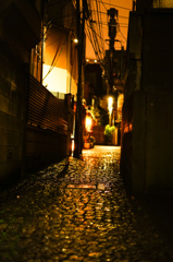 雨の裏路地