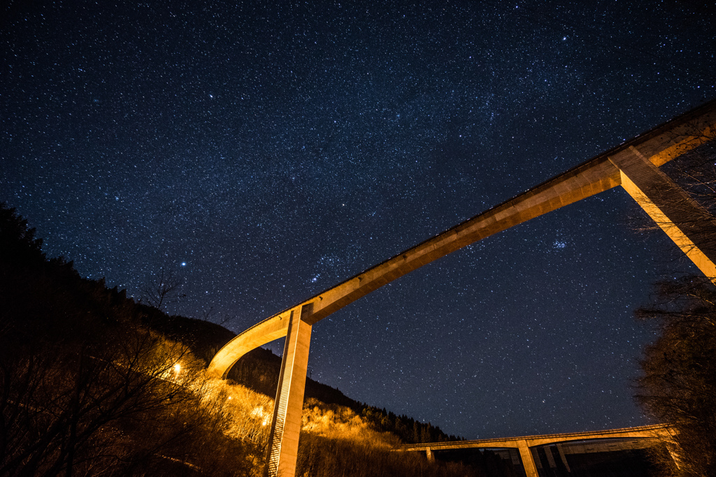 冬の夜空に横たわる星々