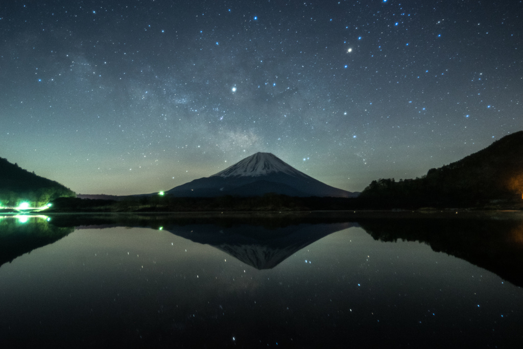 星と銀河が湖面に映る時