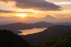 芦ノ湖と富士の夕暮れ