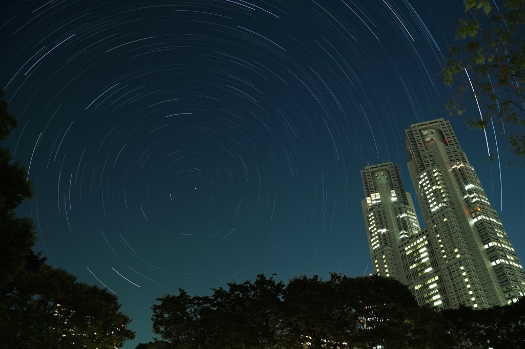 都庁と秋の星空