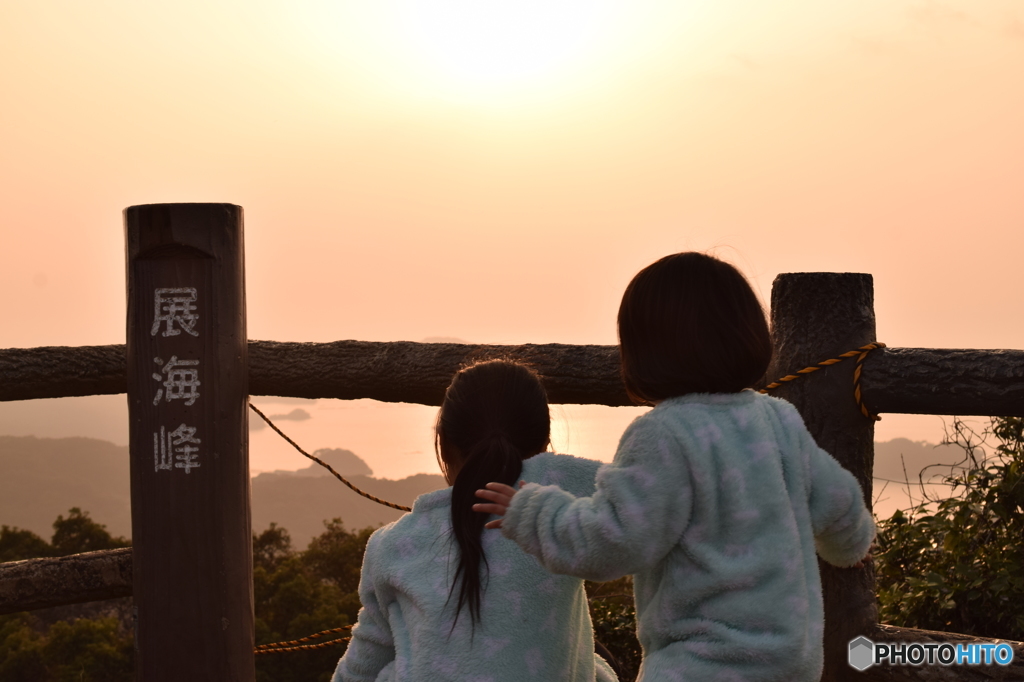 展海峰で夕焼けを見つめる